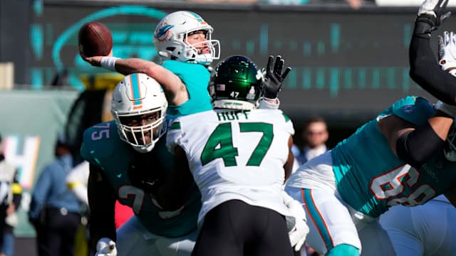 DE Bryce Huff pressures Dolphins QB Skylar Thompson